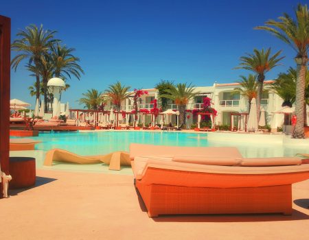 resort-918952_1920