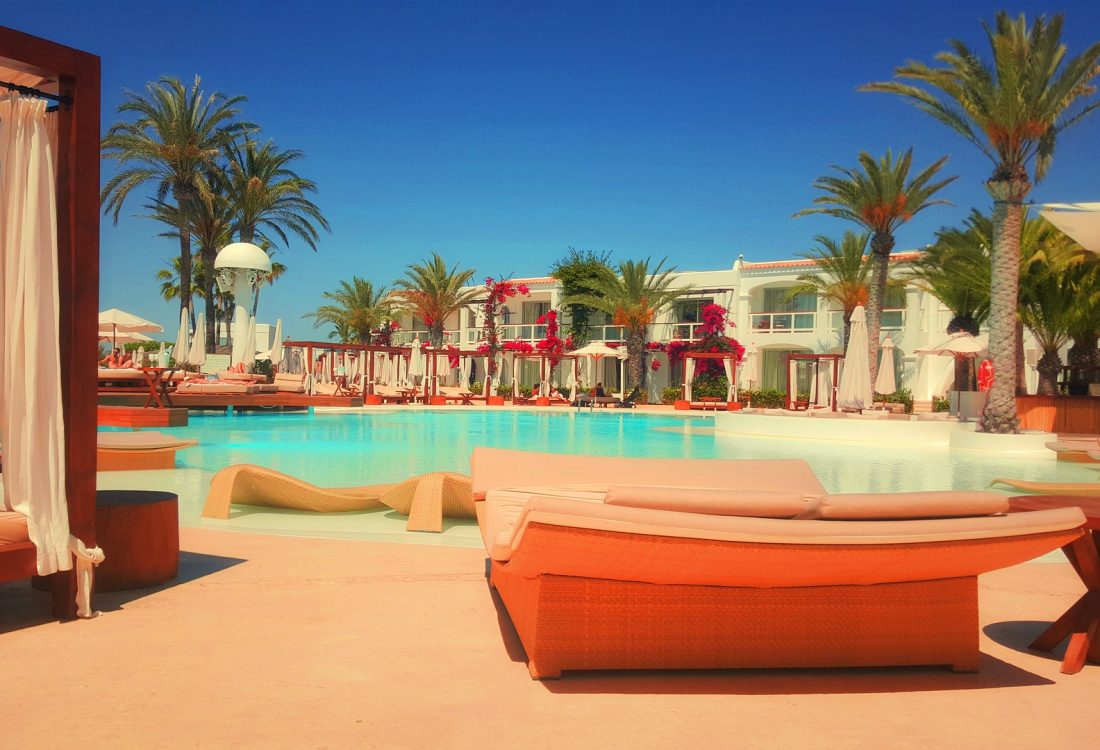 resort-918952_1920